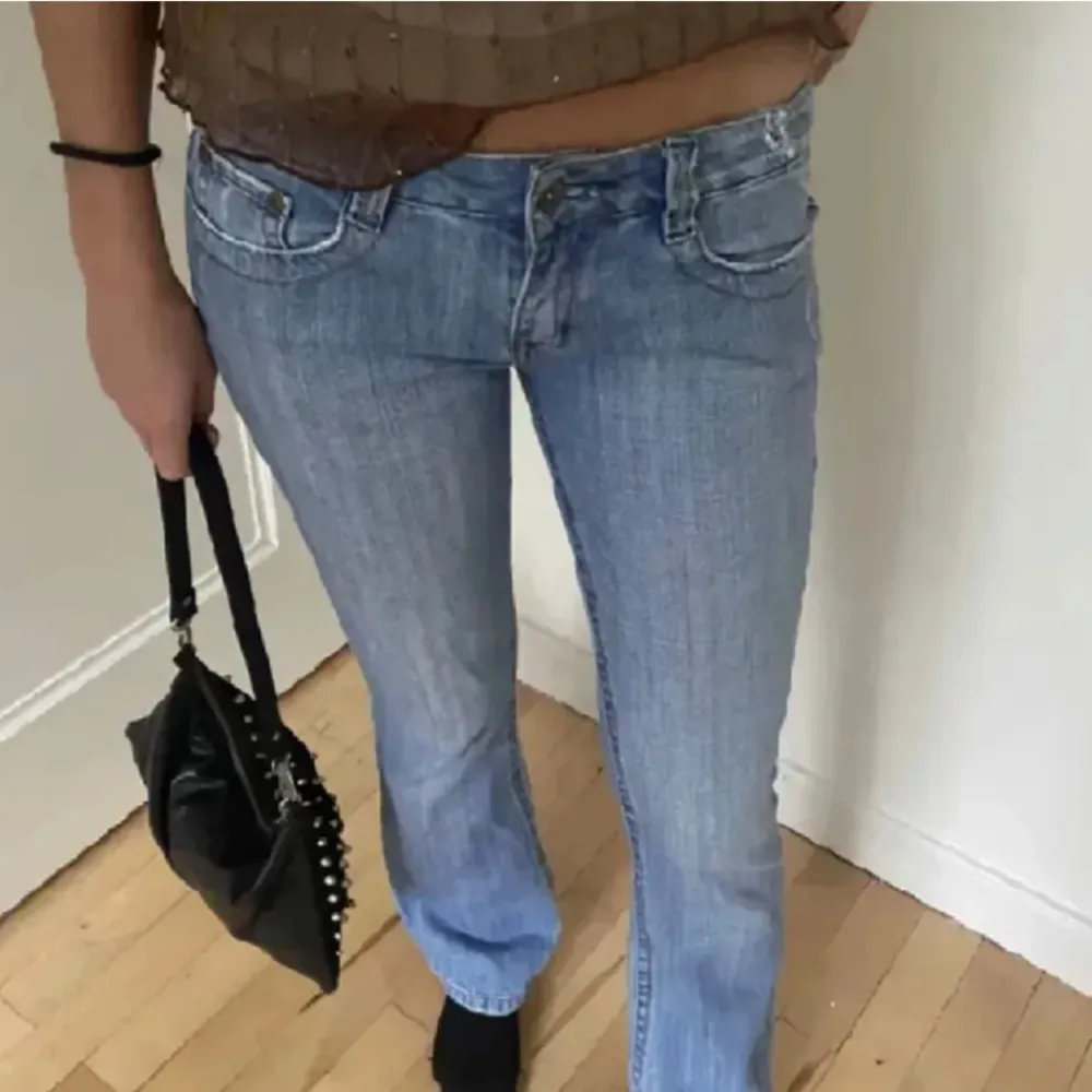 Jättefina ljusblå jeans med detaljerade fickor. Köpta här på plick för 400kr men säljer pga att de tyvärr är för stora. Jeansen är i jättefint skick utöver de små slitage som finns högst upp på tredje bilden.💕W28 L32 (första två bilder är lånade). Jeans & Byxor.
