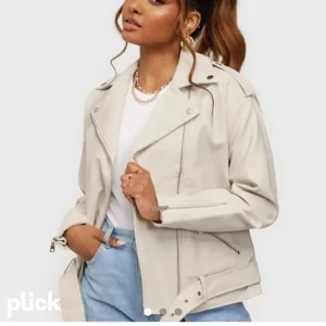 Skinn jacka  - Beige skinnjacka från Nelly.säljer då  den kommer inte till användning. Ny skick men saknas bältet: nypris 500, säljer för 250 kr. Storlek 34