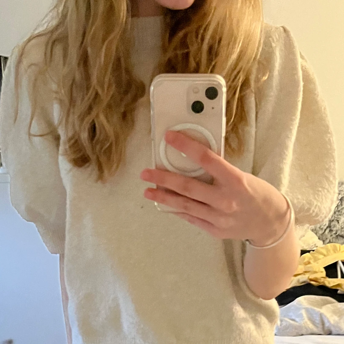 Ljus stickad tröja med puffärm  - 91