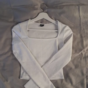 Vit tröja  - XS, ribbad, squareneck, stretchigt material, ej sliten Har inte andvänts mycket💗 