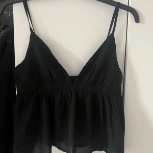 Fint linne - Säljs då den är för liten, sömmarna har lossnat vid dragkedjan. Inget som påverkar själva dragkedjan🥰