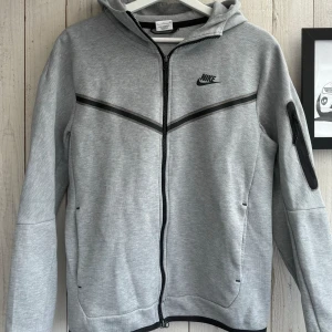 Nike tech fleece - Strl: S  Köpt på footlocker i Malmö Bra skick Nypris: 1200