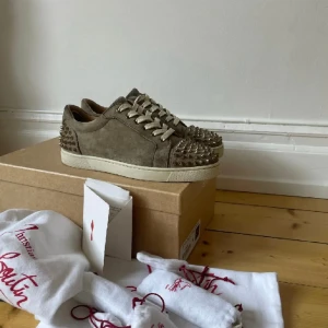 Cristian loubutin - Tja! Säljer mina loubs, 10 / 10 skick. Inga spikar saknas, köpta i Dubai mall, valutan där är Aed, kosta runt 3600 Aed motsvarar lite över 11 000. Hör av dig om du har några funderingar mvh Theo!