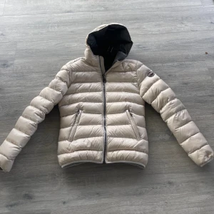 Colmar jacka krämvit - Använd i gott skick, stl 40 i colmar motsvarar XS/xxs 