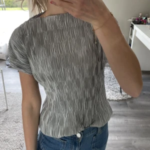 Silvrig topp❤️‍🔥 - Jättefin silvrig plisserad topp från Zara! Perfekt nu till sommaren💕