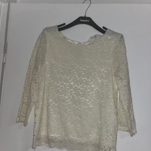 Blus  - En fin blus till alla möjliga aktiviteter. Fest,dop,kalass osv…  En super fin spets blus som sitter perfekt. Knappt använd!  Finns i både vit och svart.  100 kr styck  Båda för 180