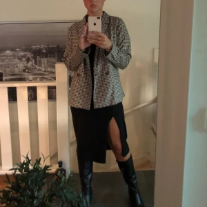 Rutig kavaj  - Stilren kavaj i rutigt mönster, ganska tunt material! Använt 1 gång 🤍