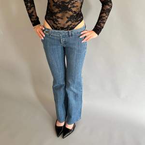 Lågmidjade jeans med ”spänne” Innerbenslängd: 75 cm Midjemått (sida till sida): 37 cm