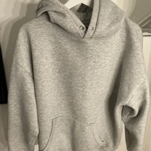 Grå hoddie bik bok - Grå Basic hoddie från bik bok. Bra skick. Kontakta om fler bilder eller frågor😊