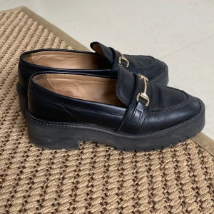 Svart & Other Stories Loafers - Svarta & Other Stories loafers i bra skick. Några skrapmärken men använda några gånger. Köpta från Arkivet :)