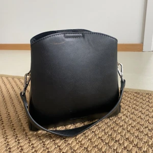 Carin Wester Svart Väska - Svart väska från Carin Wester. I utmärkt skick, har bara använts några gånger!