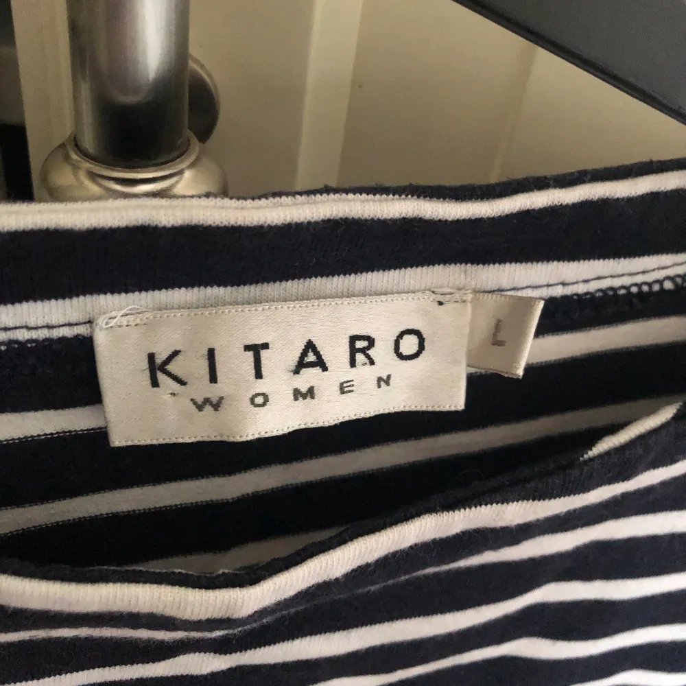Väldigt fin randog t-shirt k lite tjockare material från Kitaro women. Helt ny aldrig använt, jätte fint tungt material. Vid frågor eller funderingar så går det bra att skriva❤️. T-shirts.