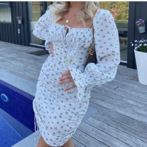 Adoore klänning - Intressekoll på denna supersöta klänningen från adoore, köpt på plick för någon dag sen. Endast provad av mig och av henne jag köpte av så fint skick! Perfekt till skolavslutningen eller midsommar!Hör av er vid intresse eller mer info. 🩷