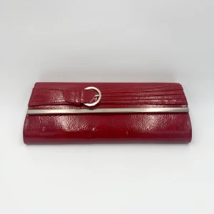 Röd väska till balen - Röd väska till balen eller finare tillfällen! (Kedja ingår)  Nypris låg på ca 900kr!!