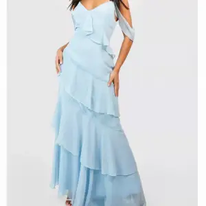 Är det någon som är sugen på att köpa denna jätte fina somriga klänning/balklänning? Hör gärna av er eller tryck på köp direkt. Slutsåld på hemsidan i nästa alla storlekar, säljer då jag hittat en annan klänning💕 skickar samma dag!