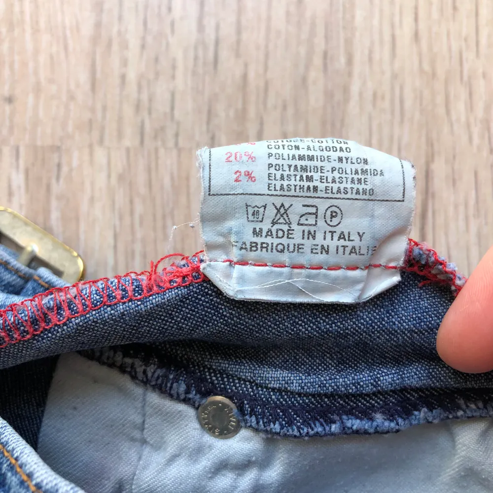Supernajs vintage jeansshorts med inbyggt bälte från Miss Sixty! De är för små för mig 💔 Midjemått: 34cm 💘 . Shorts.