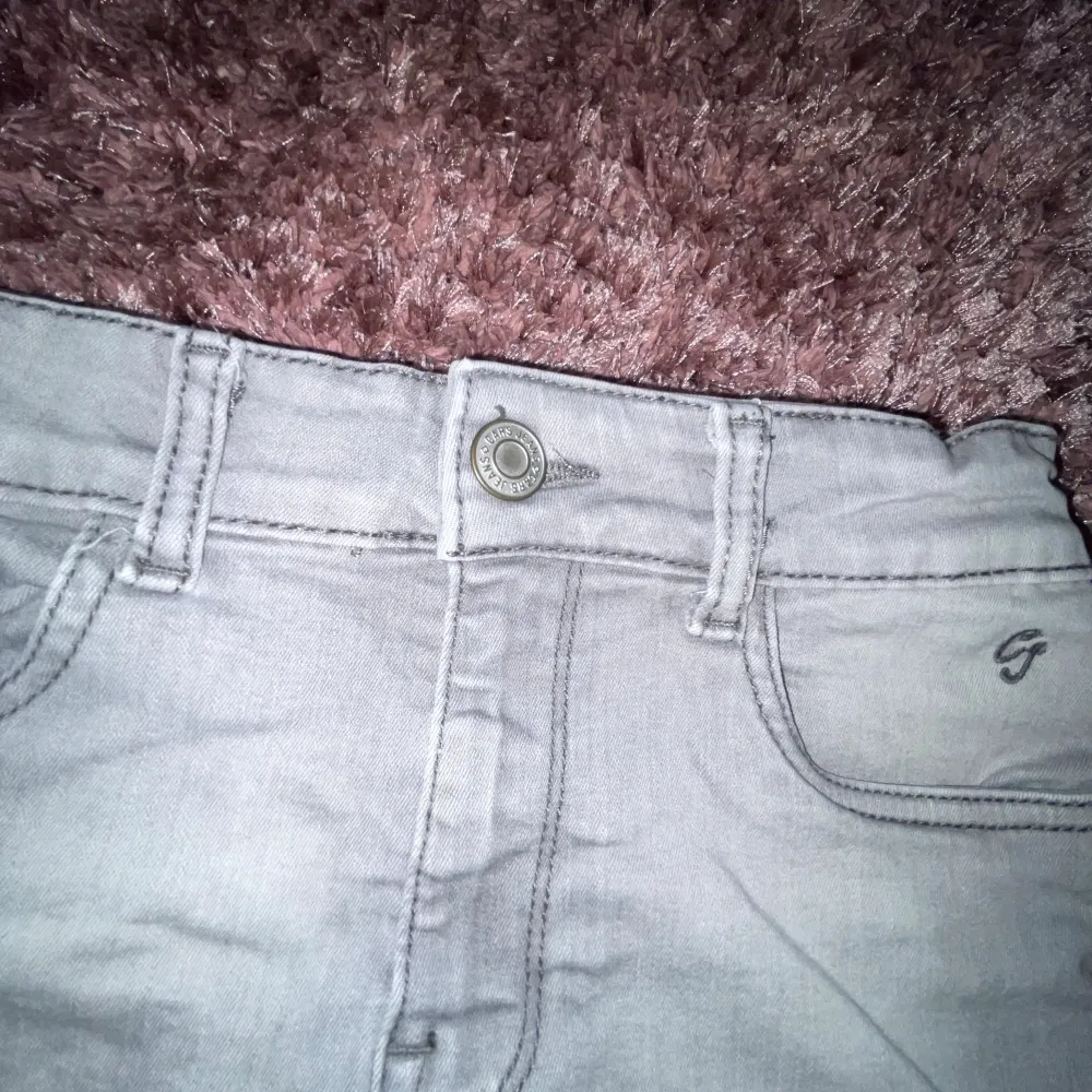 Säljer dessa grå jeans shorts jag säljer de för de är för små de är i ganska bra skick. Shorts.