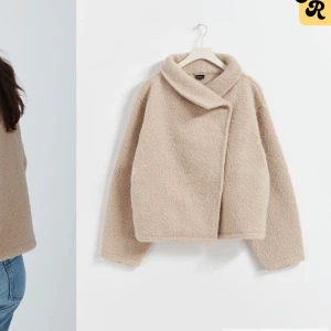 Gina kappa  - Säljer en kappa som bara har kommit till användning några gånger. Skriv för mer bilder💗