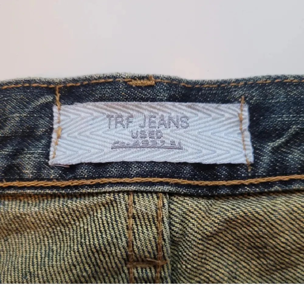 Lågmidjade jeans från Zara i mörkblått. Innerbenslängden: 74 cm midjemått: 84 cm. För referens så är jag 173cm. De är i gott skick. Vid frågor är det bara att skriva:). Jeans & Byxor.