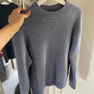 Stickad tröja  - Super fin stickad tröja i ljusblå färg💕 använd en gång! 