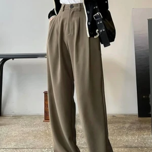 Kaffebruna kostymbyxor  - Släta och tunna Kostymbyxor/pocketbyxor köpta på SHEIN men aldrig blivit använda då det blev fel storlek