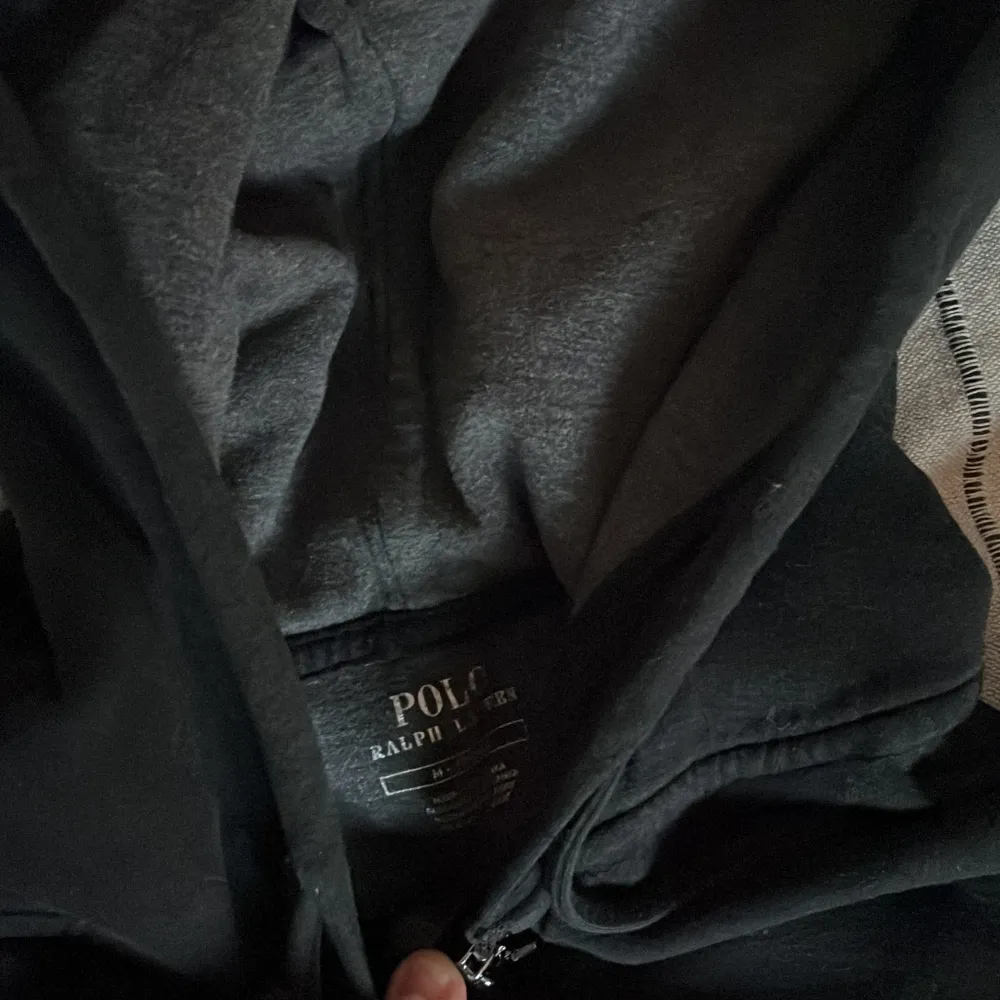 Tjenare säljer nu denna snygga Ralph lauren zip hoodie, storlek M men passar s också, as bra skick. Knappt använd. Nypris 1600kr och säljer endast för 350. Hoodies.