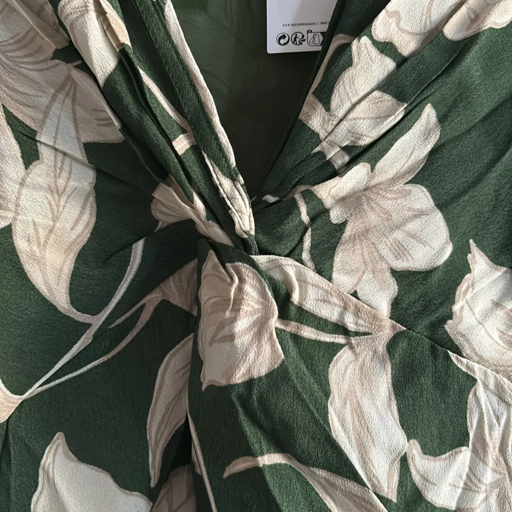 Underbar blommig klänning i midilängd, köpt på Mango. Grön med off white blommor. 100 % viskos. Nypris 599 kr.. Klänningar.
