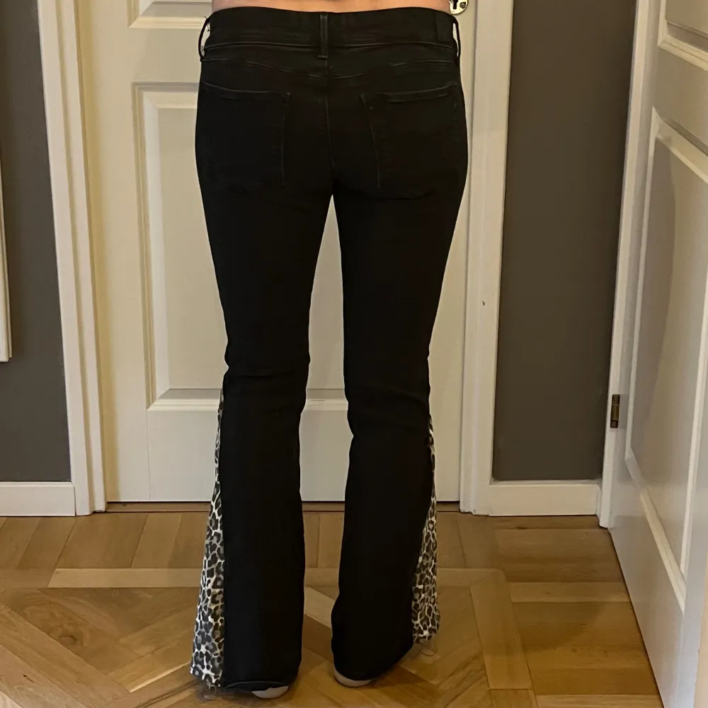 Säljer dessa svarta/urtvättad grå replay jeans med leopard nertill i jeanstyg🤲🏻. Jeans & Byxor.