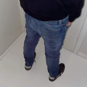 Riktigt feta Diesel jeans i 9/10 skick 🤩 (Nypris liger på ca 1500kr) passar någon som är ca 168 - 172 cm 💯 Hör av er vid minsta fundering 💭 