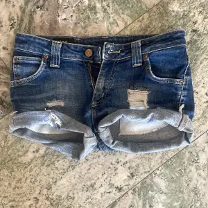 Lågmidjade jeansshorts från lee som jag har klippt själv av ett par jeans. Hittar ingen storlek men passar mig som brukar ha 32!❣️