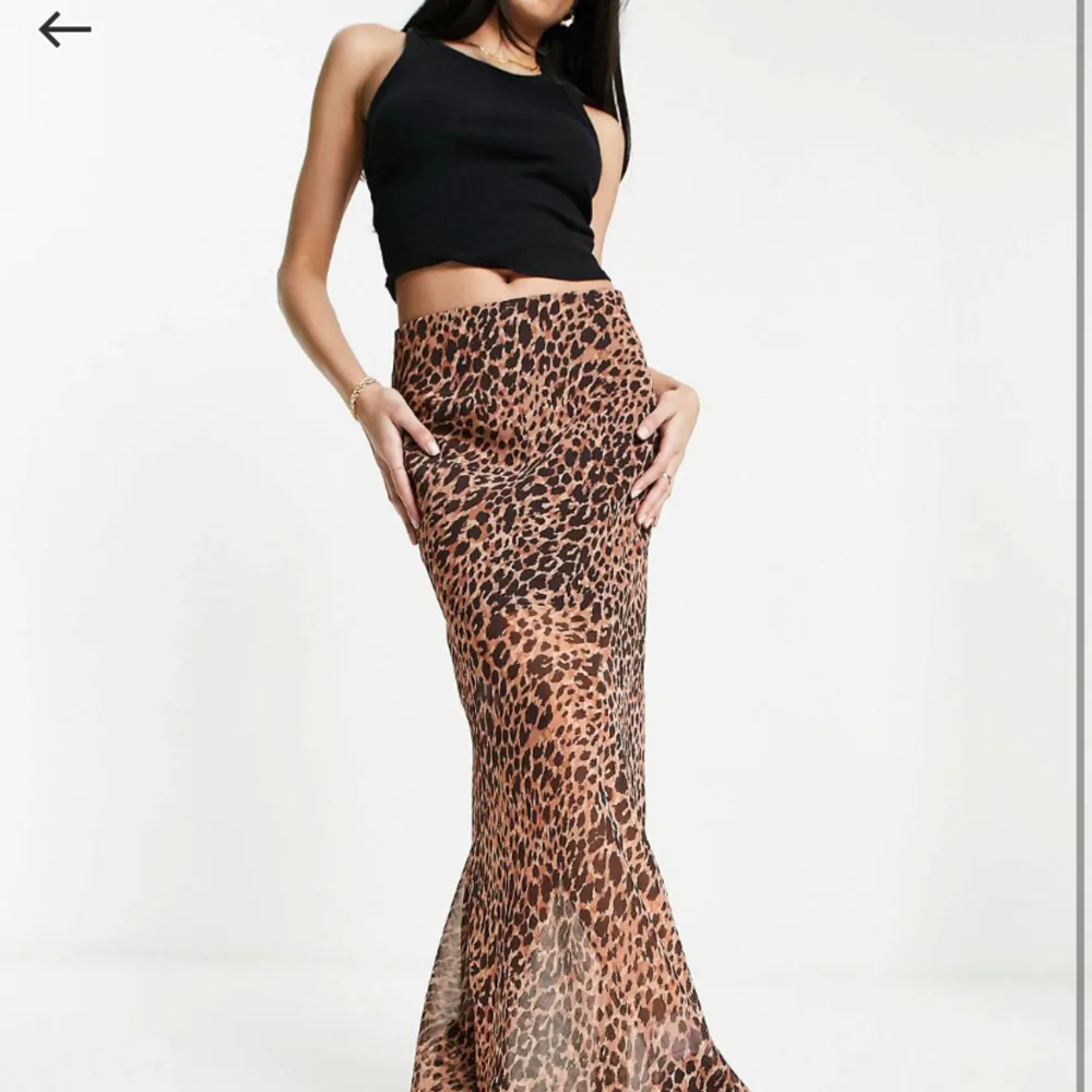 En helt ny kjol med prislapp i leopardmönster, helt oanvänd! Finns en i 36 och en i 38 och säljs för samma pris som den är köpt för ❣️. Kjolar.