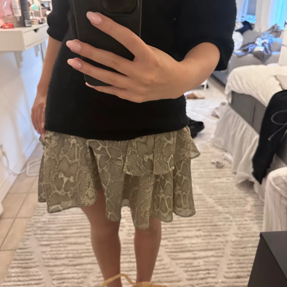Fin volang kjol från Gina tricot. Köpt för några år sedan så den säljs inte länge. Den är sparsamt använd. Jätte fin till sommaren! . Hameet.