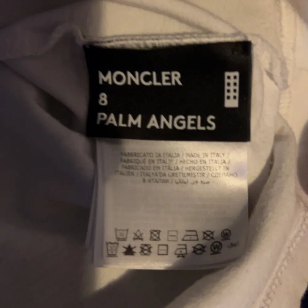 Skit ball Moncler X Palm t shirt som är sjukt svår att få tag i. Metall logga på armen och gjord av skit skön bomull. Äkta. PRIS GÅR ATT DISKUTERA. PRICE IS DISCUSSABLE.. Skjortor.