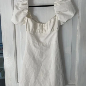 Vit klänning  - Jättefin klänning från zara som inte säljs längre. I ny skick. Aldrig använd. I storlek L men passar på mig som är en M. 