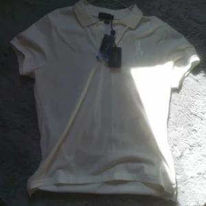 Ralph lauren - Helt oanvänd polo t-shirt med lappar kvar. I fint skick inga fläckar eller nånting  (köpare står för frakten)