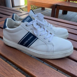 Björn Borg sneakers  - Björn Borg sneakers i fint skick, nästan aldrig använda!  Inga skador, ändast lite smutsiga på sulan. Skorna är i storlek 42. Skriv om du har några frågor och priset kan diskuteras☀️🌸