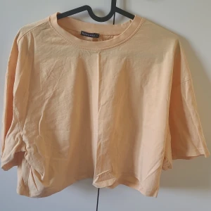 beige Magtröja - Tröjan är i väldigt bra skick. Bara används 3 gånger. 