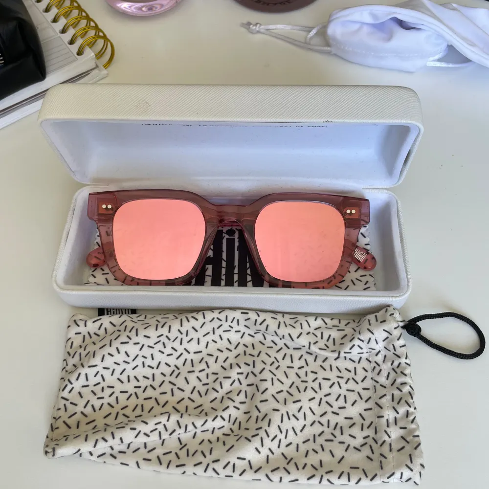Säljer dessa rosa chimis. Färgen är guava modell #004 med reflekterande/spegelglas. Solglasögonen är i mycket bra skick men fodralet har däremot några fläckar silverschampo sen ja tog med dom på en resa men dessa syns knappt, se sista bilden för det.. Accessoarer.