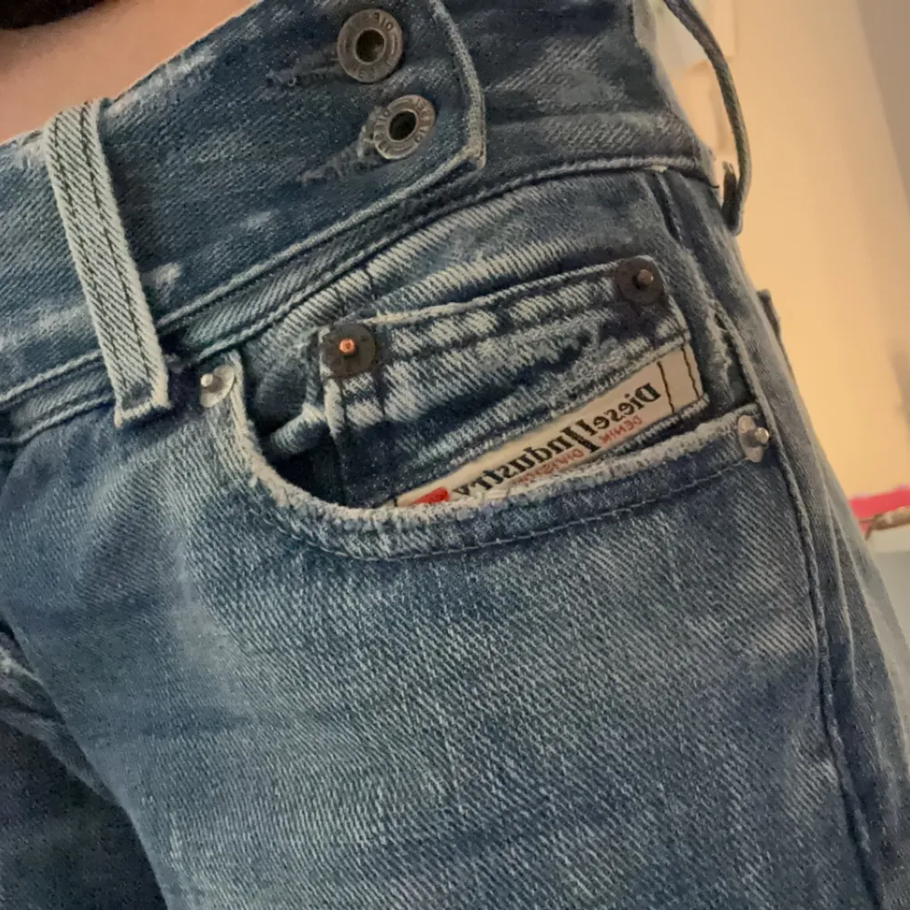 Lågmidjade disel jeans Jätte fina och knappt använda för jag köpte de på Vinted och de var lite för stora, har lite små slit längs ner på benet så skriv för bilder. Midjemåttet är 37 och innerbenslängden är 78cm Skriv om ni har några frågor😊 . Jeans & Byxor.