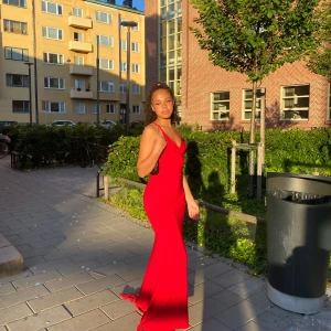 Balklänning - Säljer min fina balklänning jag hade i grundskolan eftersom jag inte kommer använda den igen. Den är öppen i ryggen där banden krossas (kan skicka bild privat) Bra skick då den endast är använd en gång. Vid snabb affär kan priset sänkas lite