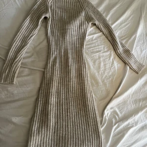 Stickad klänning - Super fin stickad klänning med öppen rygg, använd 2 gånger 