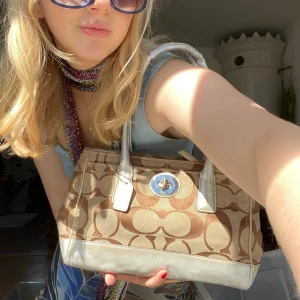 Superfin coachväska💓 - Säljer denna superfina coachväska i använt skick! Superfin med silverdetaljer!🙌💓 Lite smutsig inuti och har en liten ”rostfläck” på knäppet (kan skicka bild!)💓 Använd gärna köp nu!✨Skickar över hela Sverige och kan mötas upp vid Mårtenstorget i Lund❤️