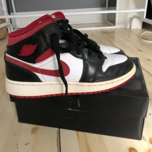 Nike Jordan 1 mid röd - Fina jordans som använts sparsamt! Box medföljer! 
