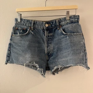Blåa Shorts  - Blåa shorts med slitningar från zara, passar tyvärr inte mig längre
