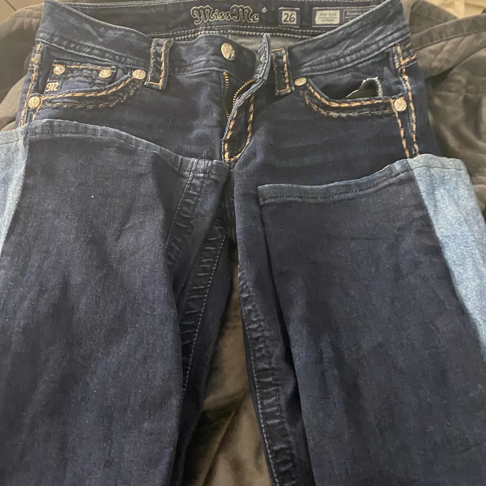 Miss me jeans i storlek 26 jag har sytt ut de själv vi bena så de är bootcut men de är straight i modellen från början, nästan aldrig använda och köpte på Sellpy för 800kr. Skriv ifall ni har funderingar!💗. Jeans & Byxor.
