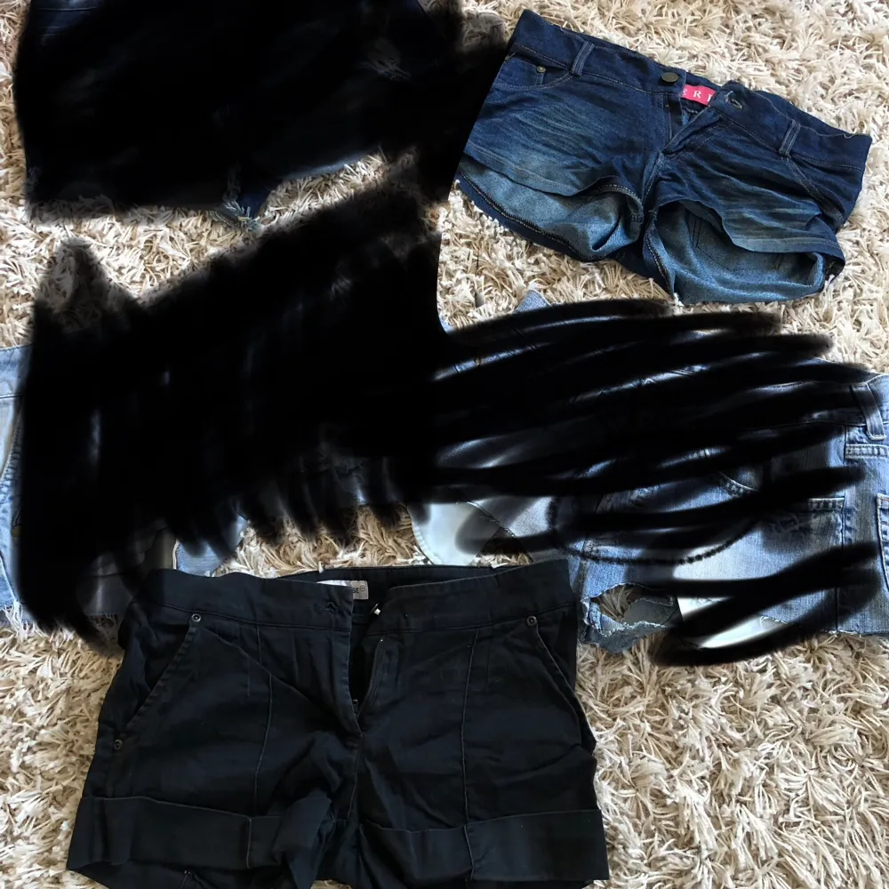 2 jeans shorts från olika märken.båda  är lågmidjade och I storlek XS-S. Priset står för ETT PAR shorts. Skriv för mer bilder och frågor! De andra tre är sålda. Shorts.