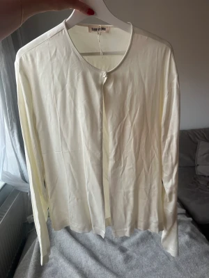 Djerf avenue blus strl M - i nyckick! Använd 1 gång. Superfin och otroligt skön 🫶🏼💖 köparen står för frakten 🥰 strl M. Pris kan diskuteras vid snabb affär