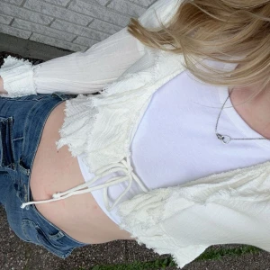 vit tröja (kofta) - säljer denna tröja/kofta från zara! köpt 2022, så tror inte den finns kvar att köpa🤍använd ENDAST 1 gång och säljer för 300kr (köpt för 429kr) kom med prisförslag 