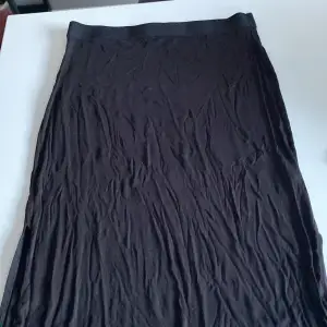 Snygg hellång kjol med slits på sidorna