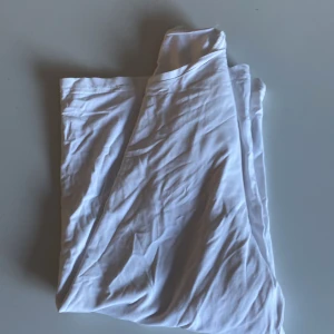 Vit t-tröja  - Fint skick. Stl m. Behov av strykning 